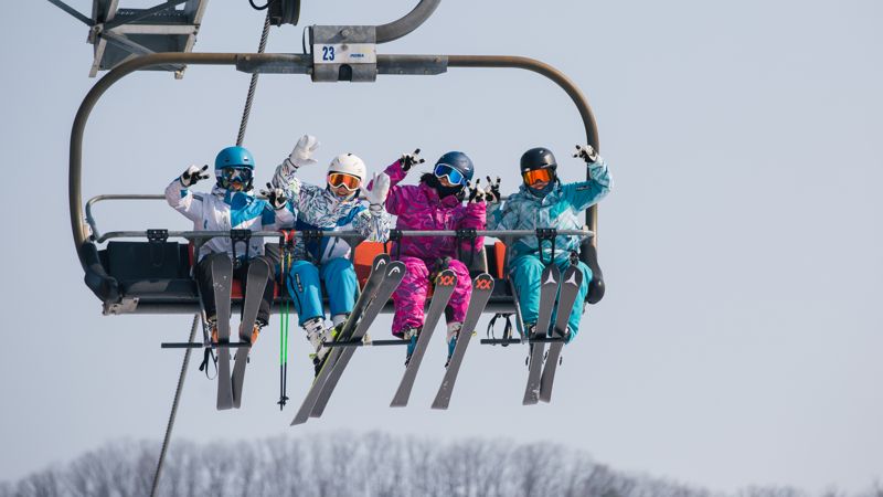엘리시안강촌 스키장은 주중에는 밤 12시까지, 주말과 공휴일에는 새벽 3시까지 스키장을 가동한다.