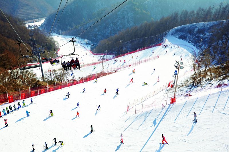 엘리시안강촌 스키장은 주중에는 밤 12시까지, 주말과 공휴일에는 새벽 3시까지 스키장을 가동한다.