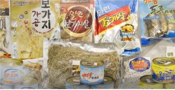 지난달 열린 북한의 '전국수산물가공제품 전시회'에 출품된 제품들.(유튜브 'PeterNews' 갈무리)
