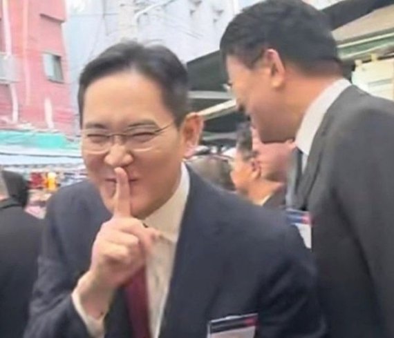 '쉿!' 이재용 회장 익살 표정 사진에 반응 폭발
