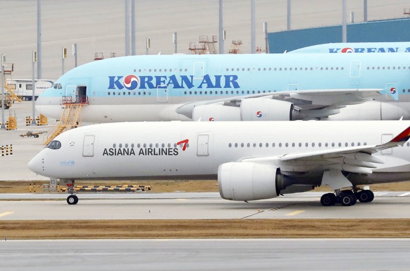 [인천공항=뉴시스] 최동준 기자 = 아시아나항공은 2일 유럽연합 집행위원회에 '대한항공의 시정조치안 제출 동의' 여부를 결정하는 이사회를 재개한다. 이날 열리는 이사회에선 안건에 대한 표결을 진행할 계획이다. 사진은 1일 인천국제공항 활주로 아시아나항공기 모습. 2023.11.01. photocdj@newsis.com /사진=뉴시스