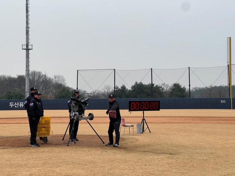 프로야구 심판들도 훈련한다…피치 클록·로봇 심판 준비