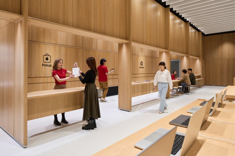 [서울=뉴시스] 애플이 경기 하남시 스타필드 하남에 애플스토어 6호점 '애플 하남'을 9일 연다. 애플 하남은 픽업 스테이션 옆에 수리 등 기술 상담 공간인 '지니어스 바'가 별도로 마련돼 있다. (사진=애플 제공)