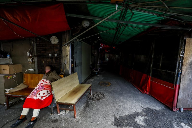 [서울=뉴시스] 정병혁 기자 = 서울 성북구 하월곡동 성매매집결지(속칭 미아리 텍사스)가 재개발로 폐쇄될 예정이다. 지난 10월부터 주민 이주가 시작되어 2024년 초까지 마무리하는 것을 목표로 잡고 있다. 다만 성매매 업주 등 사업자들은 이주기간이 아직 정해지지 않은 상태다. 시민단체는 지난 6일 기자회견을 열고 집결지가 폐쇄되면 성매매 여성들의 자활을 위해 주거비 지원이 필요하다고 주장했다. 사진은 7일 재개발이 예정된 서울 성북구 하월곡동 88번지 일대의 모습. 2023.12.07. jhope@newsis.com