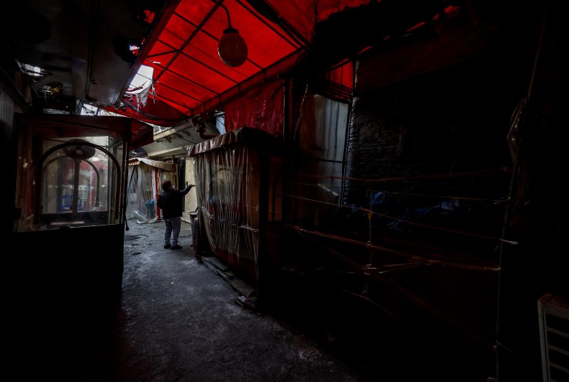 [서울=뉴시스] 정병혁 기자 = 서울 성북구 하월곡동 성매매집결지(속칭 미아리 텍사스)가 재개발로 폐쇄될 예정이다. 지난 10월부터 주민 이주가 시작되어 2024년 초까지 마무리하는 것을 목표로 잡고 있다. 다만 성매매 업주 등 사업자들은 이주기간이 아직 정해지지 않은 상태다. 시민단체는 지난 6일 기자회견을 열고 집결지가 폐쇄되면 성매매 여성들의 자활을 위해 주거비 지원이 필요하다고 주장했다. 사진은 7일 재개발이 예정된 서울 성북구 하월곡동 88번지 일대의 모습. 2023.12.07. jhope@newsis.com