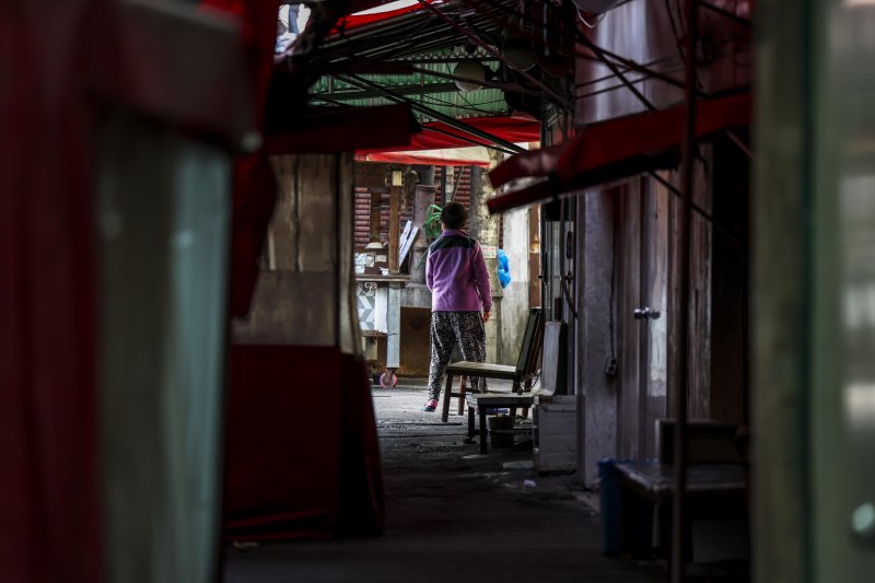 [서울=뉴시스] 정병혁 기자 = 서울 성북구 하월곡동 성매매집결지(속칭 미아리 텍사스)가 재개발로 폐쇄될 예정이다. 지난 10월부터 주민 이주가 시작되어 2024년 초까지 마무리하는 것을 목표로 잡고 있다. 다만 성매매 업주 등 사업자들은 이주기간이 아직 정해지지 않은 상태다. 시민단체는 지난 6일 기자회견을 열고 집결지가 폐쇄되면 성매매 여성들의 자활을 위해 주거비 지원이 필요하다고 주장했다. 사진은 7일 재개발이 예정된 서울 성북구 하월곡동 88번지 일대의 모습. 2023.12.07. jhope@newsis.com