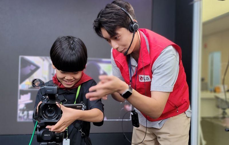 어린이들이 LG헬로비전 오픈 스튜디오를 방문해 실제 방송 현장을 체험하는 모습. LG헬로비전 제공