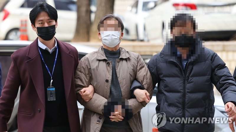 영장실질심사 출석하는 '창원 간첩단 사건' 연루자 (서울=연합뉴스) 김도훈 기자 = 동남아 국가에서 북측 인사들과 접촉해 지령을 받고 활동한 혐의를 받는 경남진보연합 관계자가 31일 오후 영장실질심사를 받기 위해 서울 서초구 서울중앙지법에 출석하고 있다. 2023.1.31 superdoo82@yna.co.kr (끝)