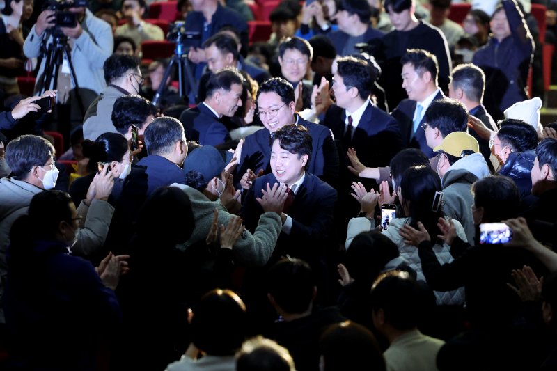 대구 시민들과 인사하며 입장하는 이준석 전 대표.[대구=뉴시스] 이무열 기자 = 이준석 전 국민의힘 대표가 지난달 26일 대구 북구 엑스코 오디토리움에서 열린 ‘더 나은 미래를 향한 우리의 고민’ 토크콘서트에 입장하며 시민들과 인사하고 있다. 2023.11.26. lmy@newsis.com