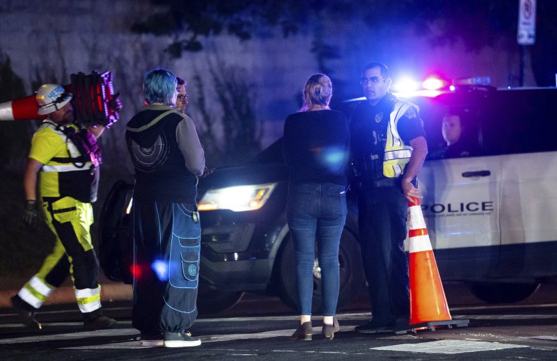 미국 텍사스주에서 한 남성이 도시 곳곳을 돌아다니며 총격을 가해 6명이 숨지고 3명이 다치는 사건이 발생했다고 미국 AP통신이 6일(현지시간) 전했다. 사진은 미국 텍사스주 오스틴에서 주민들이 경찰과 이야기를 나누고 있는 모습. /사진=뉴시스