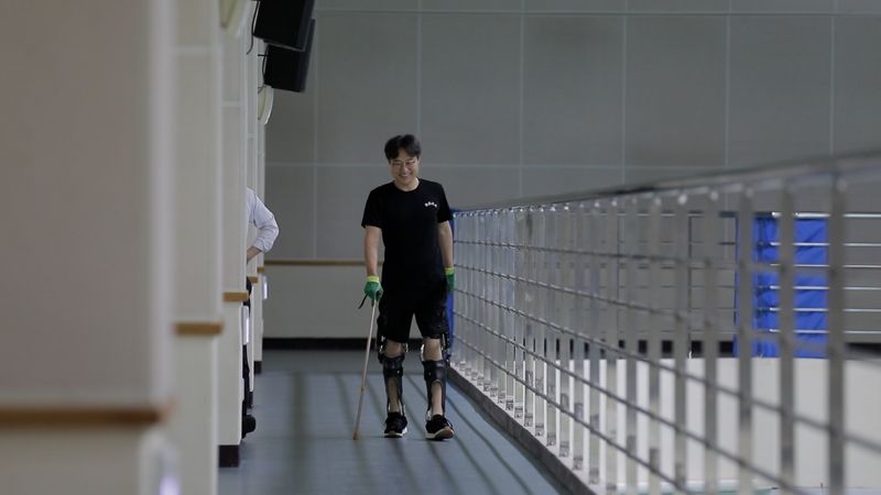 포스코1%나눔재단이 지원한 보행보조기를 착용한 국가유공자 김영민씨가 재활훈련을 하고 있다. 포스코 제공