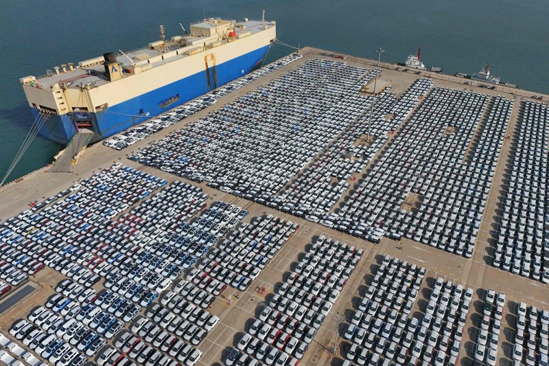 지난해 12월7일 중국 산둥성 옌타이 항구에 수출을 위해 선적을 기다리는 자동차들이 세워져있다.AFP연합뉴스