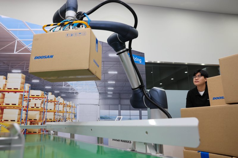지난 5일 두산로보틱스 경기도 수원시 생산공장에서 협동로봇이 수하물을 옮기고 있다. 두산로보틱스 제공