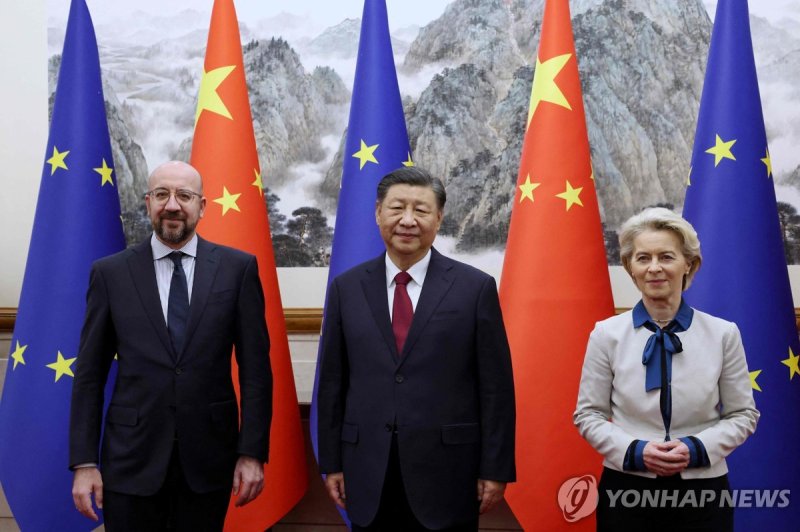 지난 2023년 12월 7일 중국 베이징에서 유럽연합(EU) 정상회의의 샤를 미셸 전 상임의장, 시진핑 중국 국가주석, 우르줄라 폰 데어 라이엔 EU 집행위원장(왼쪽부터)이 기념 사진을 찍고 있다.AFP연합뉴스