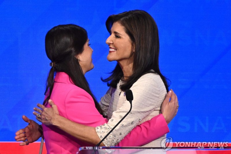 니키 헤일리 전 유엔대사(우측) Former Governor from South Carolina and UN ambassador Nikki Haley hugs her daughter Rena Haley after participating in the fourth Republican presidential primary debate at the University of Alabama in Tuscaloosa, Alabama, on December 6, 2023. (Photo by Jim WATSON / AFP)