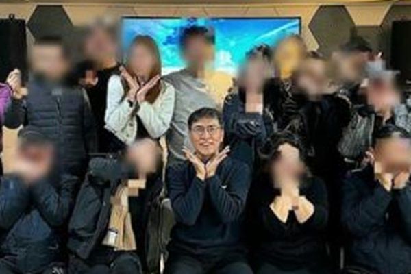 안희정, 지자들과 1박2일 모임..'꽃받침' 사진 공개