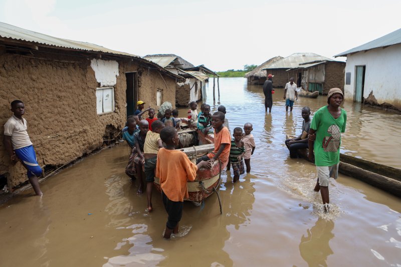 태평양 수온이 높아지는 기상이변인 엘니뇨로 인해 전세계 폭설과 폭우가 2024년 1월에도 지속될 가능성이 높다고 각 기상당국이 경고하고 나섰다. 2023년 12월 7일(현지시간) 아프리카 동부 케냐의 타나삼각주 지역 시리키쇼 마을이 물에 잠긴 가운데 아이들이 조각배를 타고 이동하고 있다. EPA연합