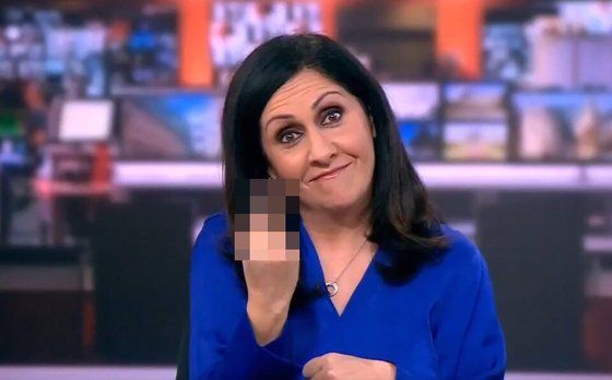 생방송에서 '손가락 욕'..조롱거리 된 BBC 여성 앵커