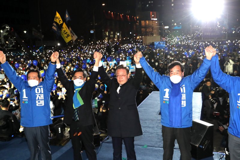 이재명 더불어민주당 대선후보가 제20대 대통령 선거를 하루 앞둔 8일 서울 종로구 청계광장에서 열린 ‘국민의 꿈이 이재명의 꿈입니다’ 집중유세에서 송영길 대표, 이낙연 총괄선대위원장, 김동연 새로운물결 대표, 정세균 상임고문과 손을 맞잡아 들고 있다. 2022.3.8/뉴스1 ⓒ News1 오대일 기자
