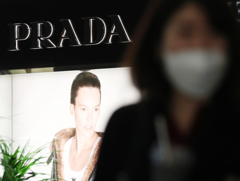 [서울=뉴시스] 김진아 기자 = 사진은 지난 1월5일 서울 시내 백화점 프라다 매장. 2023.01.05. bluesoda@newsis.com