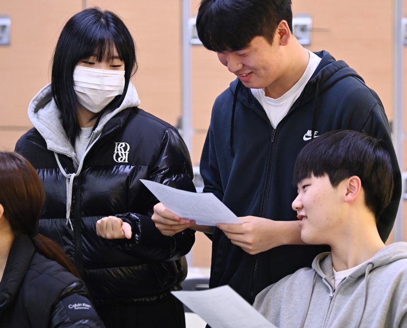 2024학년도 대학수학능력시험 성적표가 배부된 8일 경기도 수원시 효원고등학교 3학년 교실에서 수험생들이 성적표를 살펴보고 있다. 뉴시스