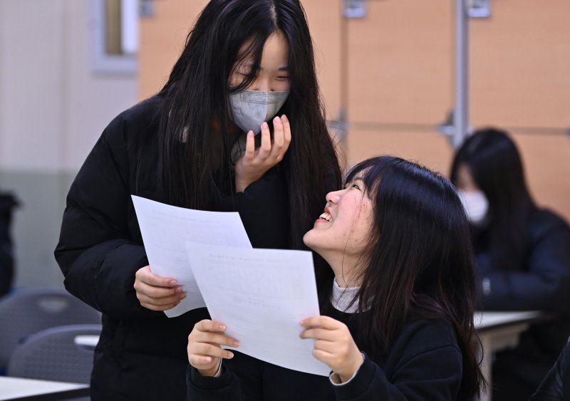 2024학년도 대학수학능력시험 성적표가 배부된 8일 경기도 수원시 효원고등학교 3학년 교실에서 수험생들이 성적표를 살펴보고 있다. 뉴시스