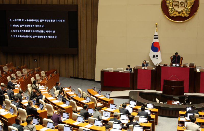 정기국회 막날 민생법안 뒤늦게 처리...신도시법·기촉법 등 통과(종합)