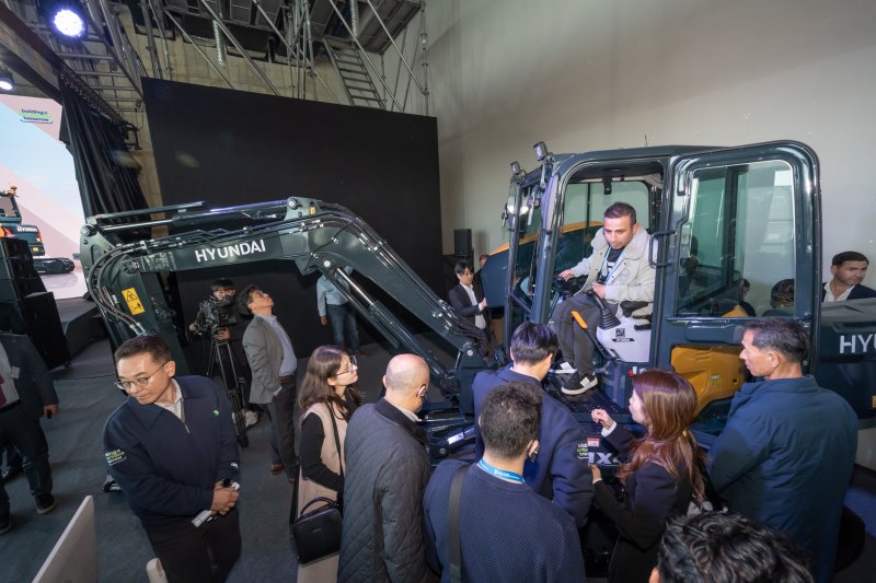 8일 울산 동구 HD현대 울산캠퍼스에서 열린 HD현대건설기계 신규 미니굴착기 7종 글로벌 출시 행사에서 참석자들이 신제품을 체험해보고 있다. HD현대사이트솔루션 제공.