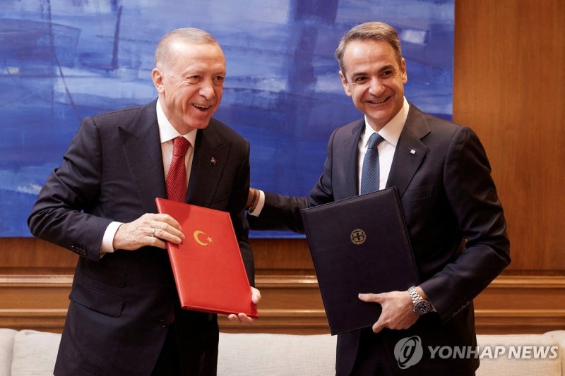 '양국 관계 개선' FILE PHOTO: Greek Prime Minister Kyriakos Mitsotakis and Turkish President Tayyip Erdogan smile after signing a joint declaration to pursue good neighbourly relations at the Maximos Mansion in Athens, Greece, December 7, 2023.Dimitris Papamitsos/Greek Prime Minister?s Office/Handout via R