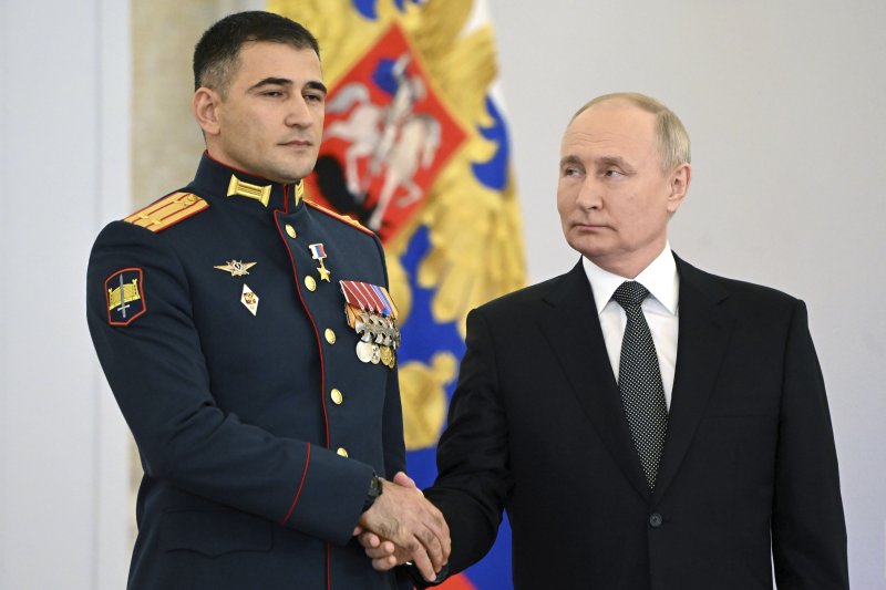 블라디미르 푸틴(오른쪽) 러시아 대통령이 8일(현지시간) 모스크바 크렘린에서 열린 기념식에서 내년 대통령 선거 출마를 공식 선언했다. 푸틴 대통령이 이날 우크라이나전 참전 군인에게 훈장을 수여한 뒤 악수하고 있다. AP연합