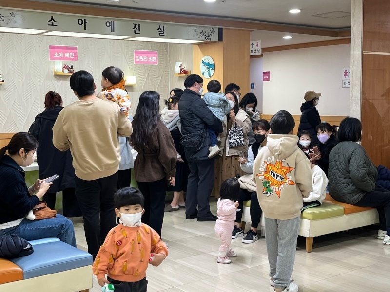 "내 아이 비대면 진료? 못 믿어, 차라리 오픈런"…부모들 시큰둥