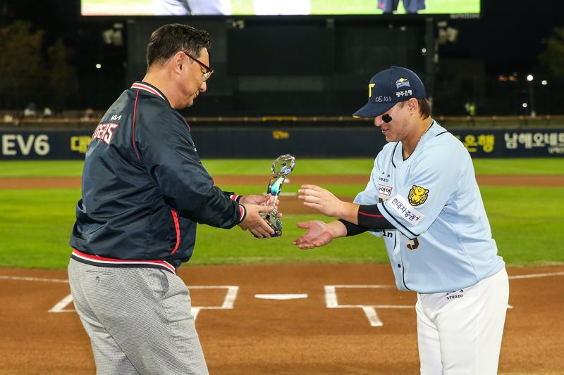 KIA 심재학 단장 “우린 김선빈을 잡는다. 격차 많이 좁혔다”... 협상 타결은 언제쯤?