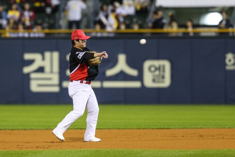 KIA 심재학 단장 “우린 김선빈을 잡는다. 격차 많이 좁혔다”... 협상 타결은 언제쯤?