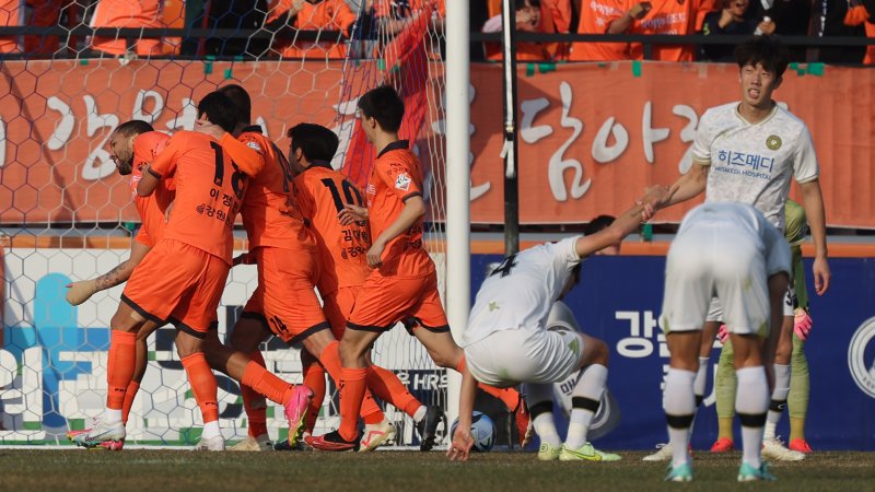 [강릉=뉴시스] 김근수 기자 = 9일 강원 강릉시 강릉종합운동장에서 열린 하나원큐 2023 K리그 승강 플레이오프(PO) 2차전 강원FC 대 김포FC의 경기, 후반 강원FC 가브리엘이 선취골을 넣고 선수들과 세리머니를 하고 있다. 2023.12.09. ks@newsis.com