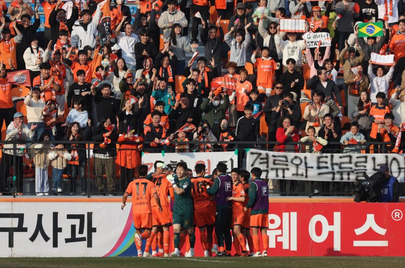 [강릉=뉴시스] 김근수 기자 = 9일 강원 강릉시 강릉종합운동장에서 열린 하나원큐 2023 K리그 승강 플레이오프(PO) 2차전 강원FC 대 김포FC의 경기, 후반 강원FC 가브리엘이 선취골을 넣고 선수들과 세리머니를 하고 있다. 2023.12.09. ks@newsis.com