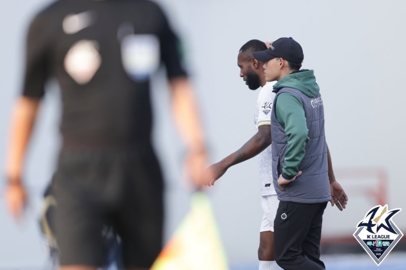 9일 강릉종합운동장에서 열린 강원FC와 승강 플레이오프에서 퇴장을 당한 김포 FC 루이스. (프로축구연맹 제공)