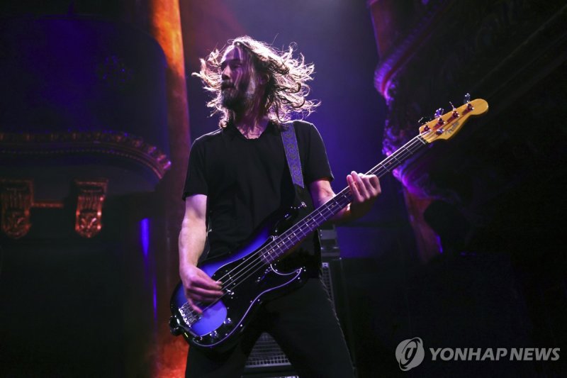 키아누 리브스의 록밴드 도그스타(Dogstar) 콘서트 Keanu Reeves performs with his band Dogstar at Great American Music Hall in San Francisco on Sunday, Dec. 3, 2023. (Scott Strazzante/San Francisco Chronicle via AP) MANDATORY CREDIT: PHOTOGRAPHER AND SAN FRANCISCO CHRONICLE; SAN JOSE MERCURY NEWS OUT; EAST BAY TIMES OU