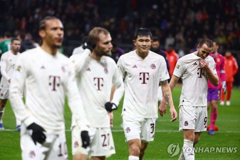 아쉬워하는 김민재(오른쪽 두 번째) Soccer Football - Bundesliga - Eintracht Frankfurt v Bayern Munich - Deutsche Bank Park, Frankfurt, Germany - December 9, 2023 Bayern Munich's Harry Kane, Kim Min-jae, Konrad Laimer and Leroy Sane look dejected after the match REUTERS/Kai Pfaffenbach DFL REGULATIONS PROHIBIT ANY 