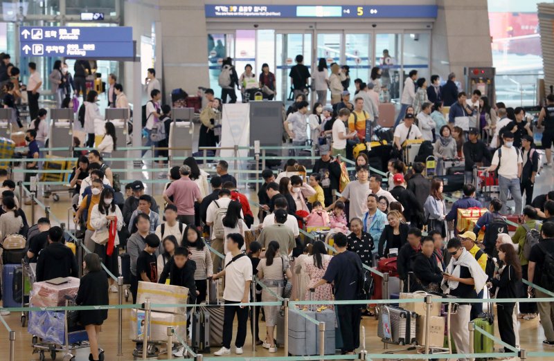지난 10일 인천국제공항 제1여객터미널 출국장이 여행객 등으로 붐비고 있다. 사진=뉴시스