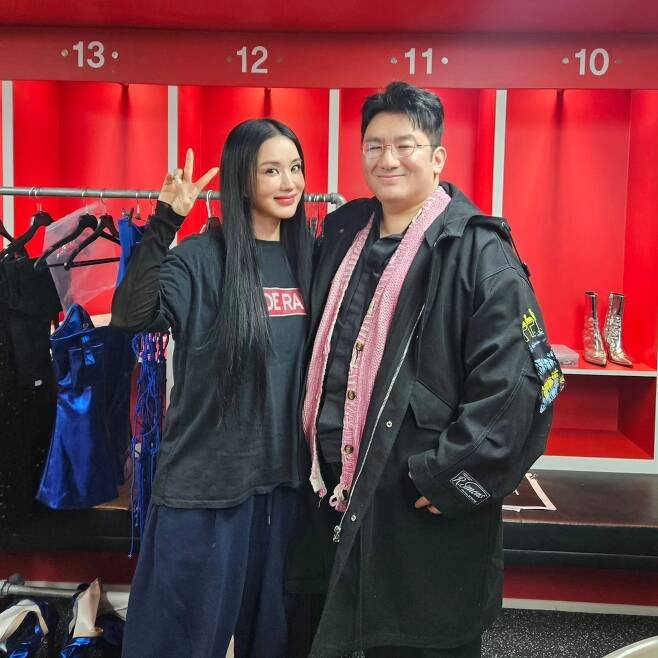 [서울=뉴시스] 엄정화, 방시혁. (사진 = 방시혁 인스타그램 캡처) 2023.12.09. photo@newsis.com *재판매 및 DB 금지