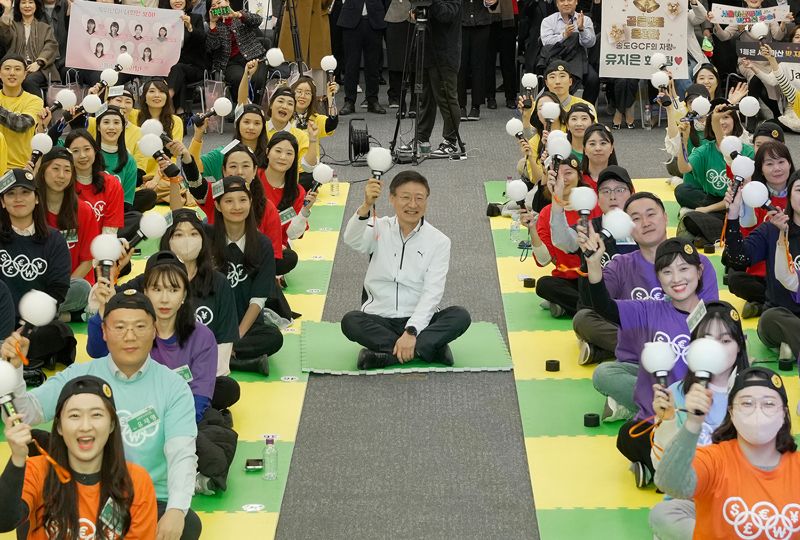 하나은행은 지난 8일 오후 하나금융그룹 명동사옥 4층 대강당에서 전국 외국환 우수직원들이 참여하는 외국환 지식 경연대회인 『2023 외국환 골든벨 전국체전』 결선 행사를 개최했다. 이승열 하나은행장(사진 가운데)이 대회에 참여한 직원들과 함께 응원 포즈를 취하고 있다. 사진=하나은행 제공.