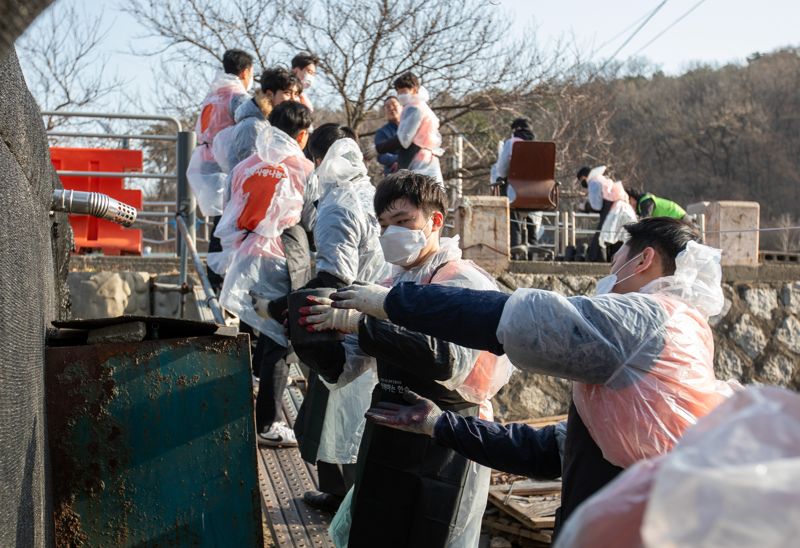 지난 8일 서울 서초구 내곡동에서 호반그룹 신입사원들이 연탄 나눔 봉사활동을 하고 있다. 호반그룹 제공