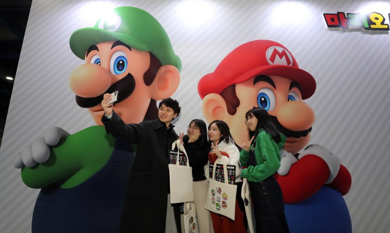 10일 서울 강남구 코엑스에서 열린 닌텐도 라이브(Nintendo Live) 2023 서울을 찾은 관람객들이 기념사진을 찍고 있다. 닌텐도의 게임과 캐릭터를 테마로 한 다양한 콘텐츠를 남녀노소 누구나 즐길 수 있는 이번 전시는 한국에서 최초로 열렸다. 뉴스1
