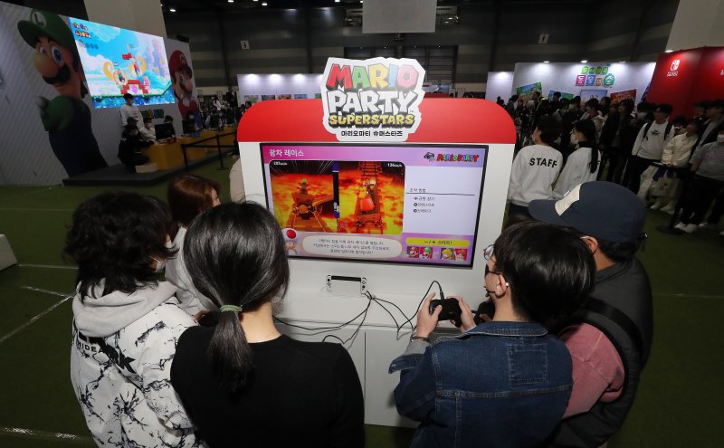 10일 서울 강남구 코엑스에서 열린 닌텐도 라이브(Nintendo Live) 2023 서울을 찾은 관람객들이 게임 체험을 하고 있다. 2023.12.10/뉴스1 ⓒ News1 박세연 기자