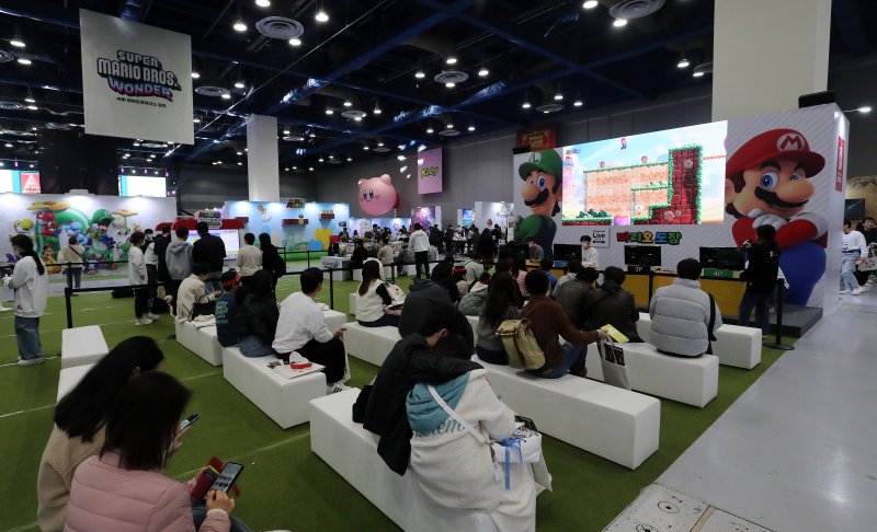 10일 서울 강남구 코엑스에서 열린 닌텐도 라이브(Nintendo Live) 2023 서울을 찾은 관람객들이 게임 체험을 위해 대기하고 있다. 2023.12.10/뉴스1 ⓒ News1 박세연 기자