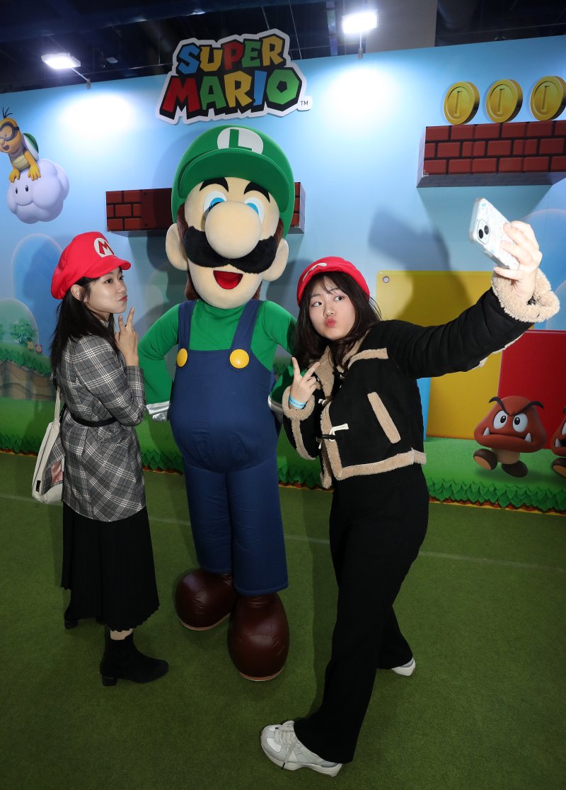 10일 서울 강남구 코엑스에서 열린 닌텐도 라이브(Nintendo Live) 2023 서울을 찾은 관람객들이 루이지와 함께 기념촬영을 하고 있다. 2023.12.10/뉴스1 ⓒ News1 박세연 기자