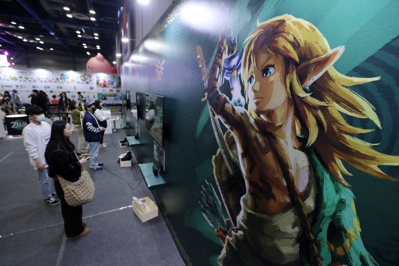 10일 서울 강남구 코엑스에서 열린 닌텐도 라이브(Nintendo Live) 2023 서울을 찾은 관람객들이 닌텐도 게임을 체험하고 있다. 2023.12.10/뉴스1 ⓒ News1 박세연 기자