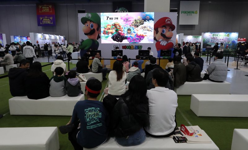 10일 서울 강남구 코엑스에서 열린 닌텐도 라이브(Nintendo Live) 2023 서울을 찾은 관람객들이 게임 체험을 위해 대기하고 있다. 2023.12.10/뉴스1 ⓒ News1 박세연 기자