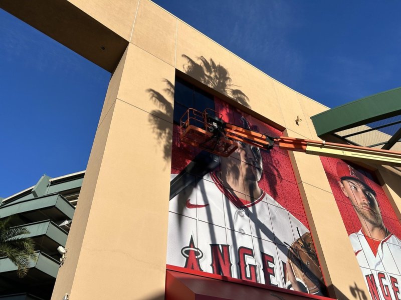 오타니의 벽화를 철거하고 있는 에인절스 구단. MLB닷컴 소셜미디어 캡처
