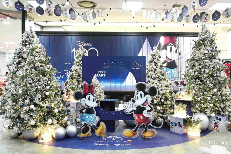 제타플렉스 서울역점 매장 입구에 위치한 '디즈니 100주년 WISH 캠페인' 크리스마스 대형 포토존 전경
